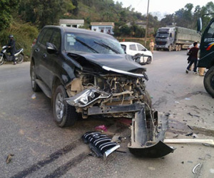 Lạng Sơn: Va chạm với xe ben, Toyota Land Cruiser Prado nát đầu