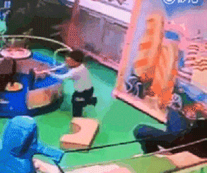 Phẫn nộ người đàn ông đá như trời giáng vào bé trai vì vô tình làm ngã con gái mình