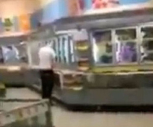 Sốc với gã đàn ông tè vào tủ đông ở siêu thị