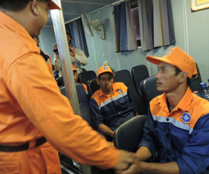 Tàu chìm trong đêm, 10 thuyền viên hồi hộp trong chiếc thuyền thúng