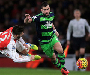 Arsenal chìm sâu trong khủng hoảng, Tottenham lỡ cơ hội lên đỉnh