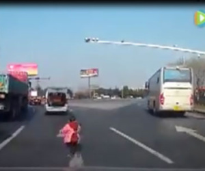 Cháu bé rơi từ ô tô xuống đường... đứng dậy chạy tiếp