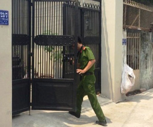 Chồng lao vào lửa cứu vợ tự thiêu, cả hai bỏng nặng