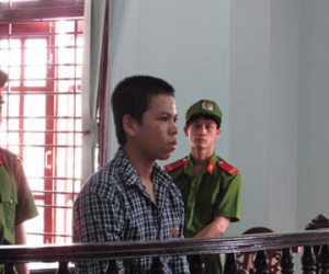 Được nhờ canh chừng con gái, ăn luôn "trái cấm"