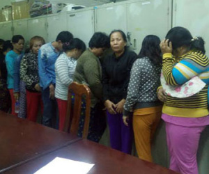 Hàng chục "quý bà" trong sới bạc nhảy mương trốn cảnh sát