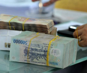Người gửi ít lợi, kẻ vay thiệt thòi khi ngân hàng đua lãi suất