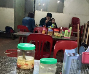 Ông chồng đút cho con, nhường vợ ăn trước rồi mới tới lượt mình khiến chị em xuýt xoa