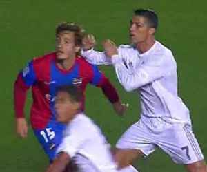 Ronaldo lại bị tố đánh cầu thủ đối phương