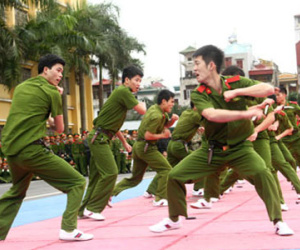 Bị cận, xăm trổ có được dự thi vào trường công an?
