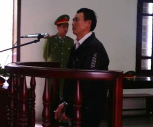 Chém chết con, bố dùng gậy đẩy con xuống mương phi tang