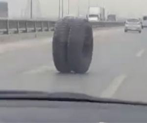 Clip: Hoảng hồn cảnh bánh ôtô bất ngờ "dạo chơi" trên đường vành đai