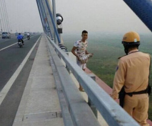 Đội trưởng CSGT khuyên can nam thanh niên định tự tử vì tình