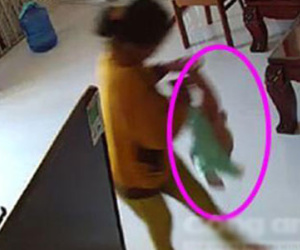 Giám định thương tích bé trai 8 tháng bị “osin” túm chân dốc ngược