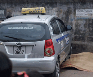 Hà Nội: Bé trai bị taxi đâm đang trong tình trạng hết sức nguy kịch