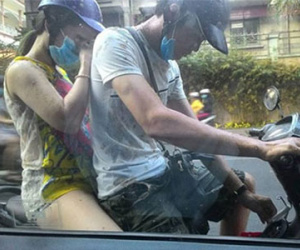 Người đi đường "thất kinh" khi phải hứng túi nôn của khách trên xe buýt