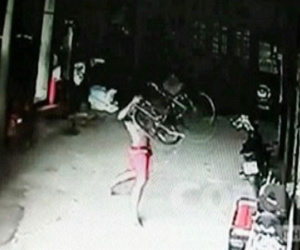 Phẫn nộ clip "quý tử" vác xe đạp đuổi đánh mẹ ở Đồng Nai