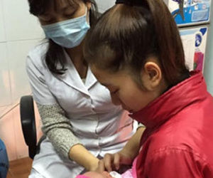 Người dân lo sợ bệnh viêm não mô cầu: Lại khan hiếm vaccine