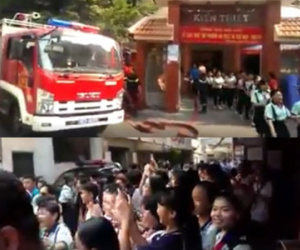 Clip: Học sinh cấp 2 vỗ tay hào hứng khi xe cứu hỏa đến trường