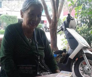 Cụ bà bán vé số bị cướp kéo lê trên đường