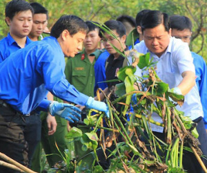 Ông Đinh La Thăng cùng thanh niên tình nguyện vớt rác