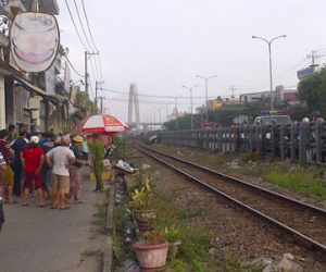 Thanh niên lao đầu vào tàu lửa tự tử