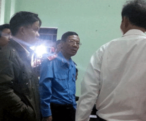 Vạ miệng khi làm việc, thanh tra giao thông bị dân đòi "xử"