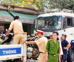 Xe tải tông hai mẹ con chết thảm, bé trai văng gầm taxi thoát chết