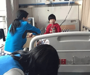 Bé gái 4 tuổi sống sót thần kỳ sau khi rơi từ ban công tầng 11 xuống đất