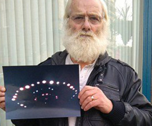 Một người dân chụp được cảnh UFO bay trên mái nhà