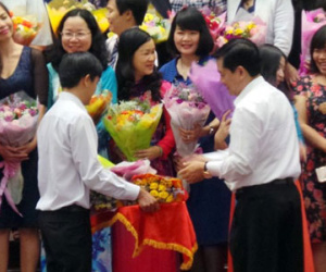 Bí thư Thăng bất ngờ tặng hoa “chị em” nhân Ngày 8.3