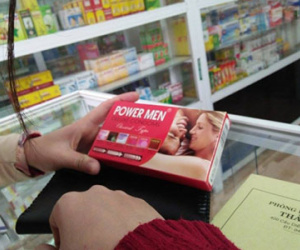 Ngày 8-3 và những trớ trêu khi đi mua... bao cao su