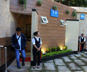 Phụ nữ: “Chúng tôi cần toilet sạch”