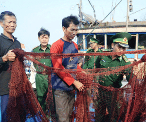 Tàu hải cảnh Trung Quốc "phá hết, cướp hết!"