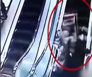 Video sốc: Xe đẩy tuột dốc thang cuốn đâm gục 2 mẹ con