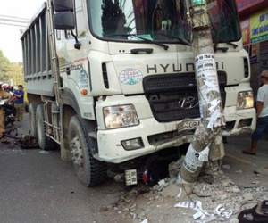 Xe tải đâm gãy dải phân cách, cán nát nhiều xe máy