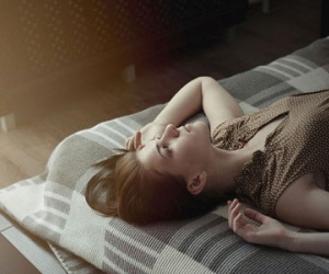 Đêm tân hôn, tôi lạnh toát người khi nhìn thấy quần đùi của chồng