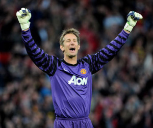 Huyền thoại Van der Sar sắp tái xuất sân cỏ