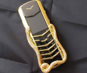 Mua điện thoại Vertu dát vàng làm quà chạy án