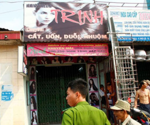 Người đàn ông chết trong tư thế treo cổ tại tiệm cắt tóc