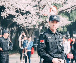 Phát sốt với chàng bảo vệ đẹp ngang ngửa Song Jong Ki của Hậu duệ mặt trời