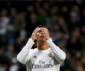 Ronaldo điên đầu vì ghi bàn vẫn bị fan la ó