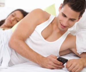 Chồng hay tìm kiếm số điện thoại của gái làng chơi