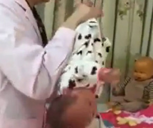 Clip: Bác sỹ tập thể dục cho trẻ như bạo hành khiến bố mẹ nào cũng sốc