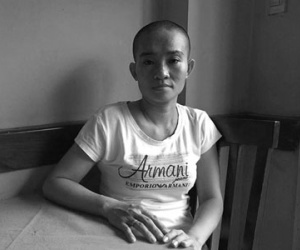 Con gái 6 tuổi bị bắt cóc may mắn trở về, người mẹ cạo trọc đầu cảm ơn đời