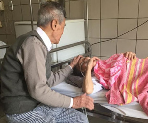 Đằng sau bức ảnh lay động về "soái ca" 85 tuổi chăm sóc vợ đau ốm gây sốt