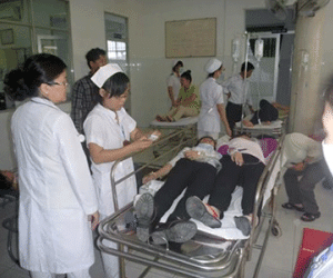 Hàng loạt công nhân nhập viện nghi bị ngộ độc thực phẩm