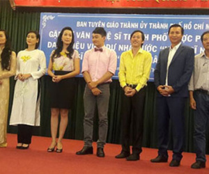 Hoài Linh phấn khởi trong buổi mừng danh hiệu NSƯT