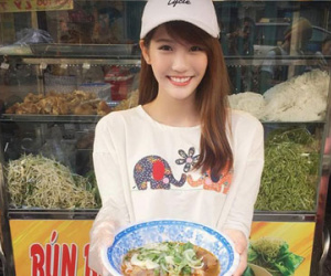 Hot girl trà sữa Malaysia bất ngờ đến Sài Gòn