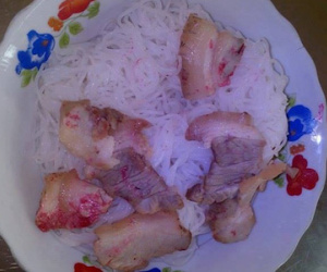 Dư luận hoang mang trước thông tin thịt heo trong tô bún biến thành màu đỏ