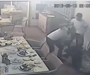 Clip: Người đàn ông bị giang hồ truy sát trong nhà hàng ở Nha Trang